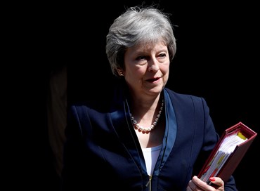 Settimana chiave per la Brexit, May di nuovo in bilico