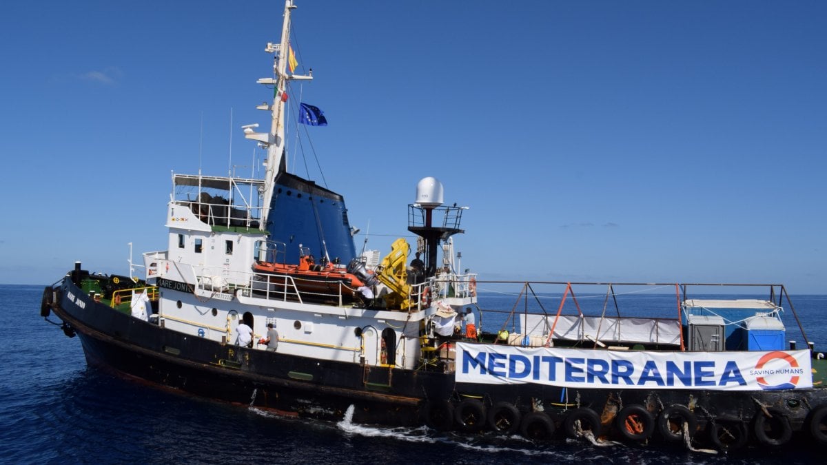 Migranti, la nave “Mare Jonio” ferma davanti a Lampedusa