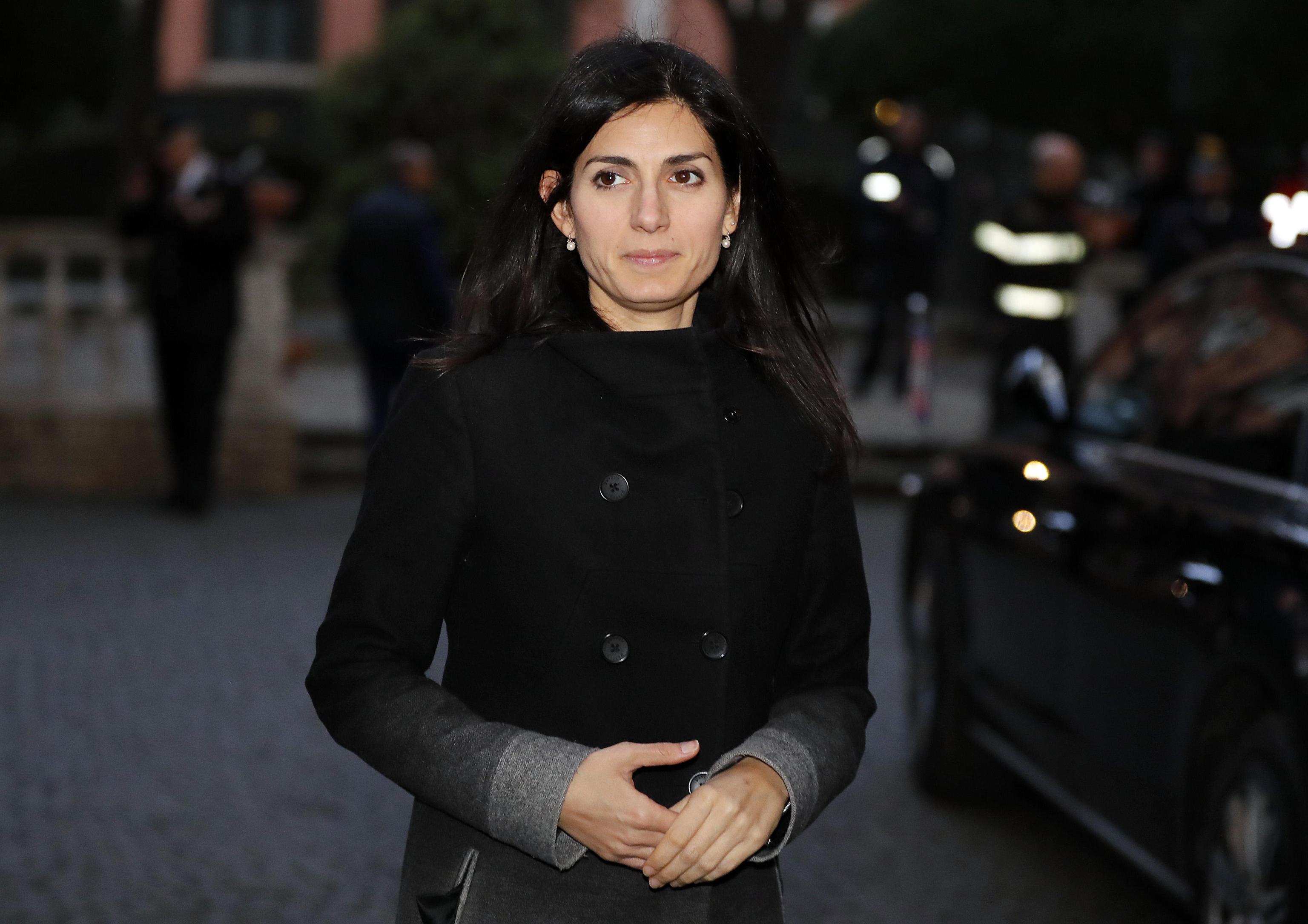 I guai della Raggi, dalla Muraro a De Vito