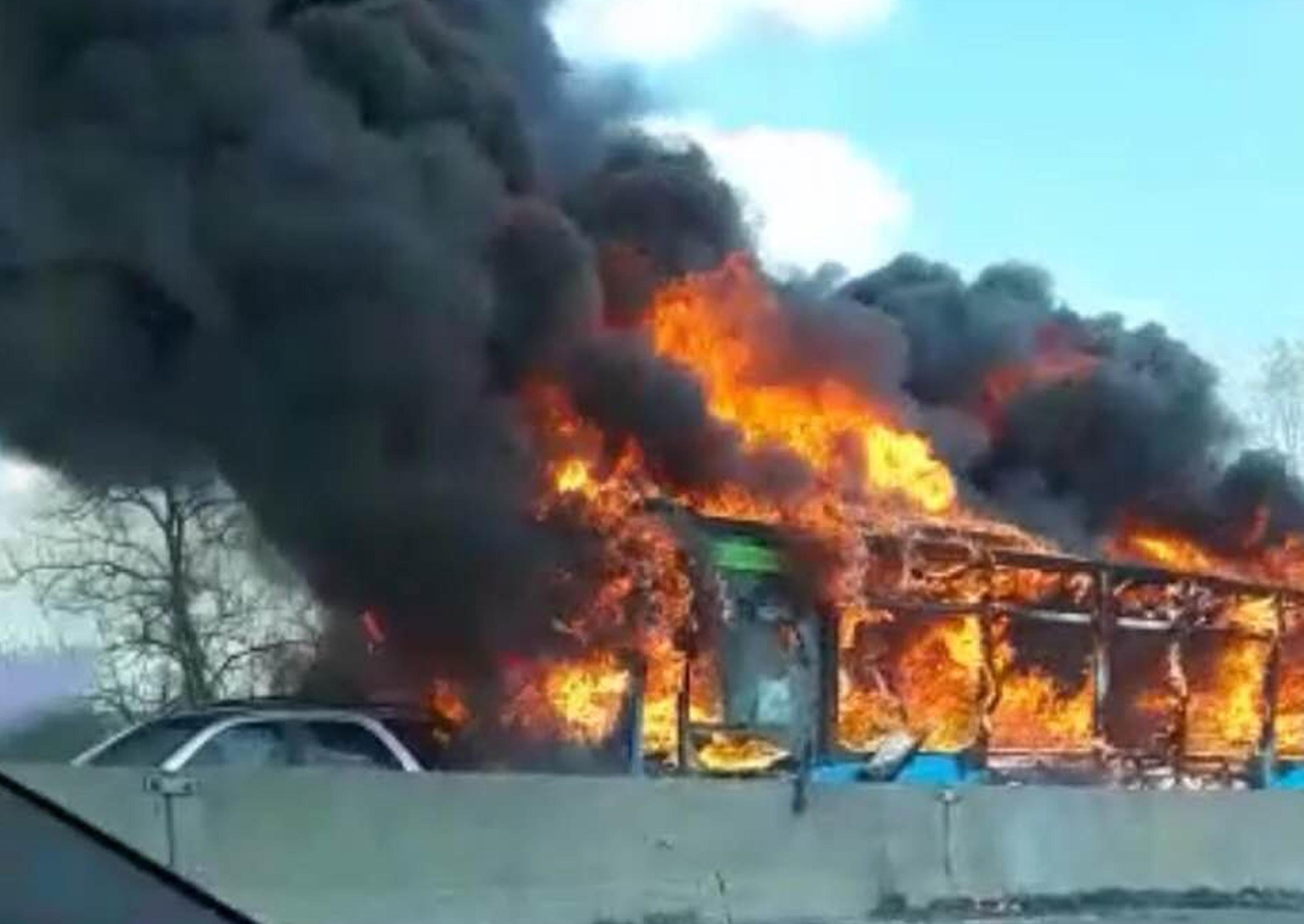 Milano, senegalese incendia bus con 51 studenti: tutti salvi