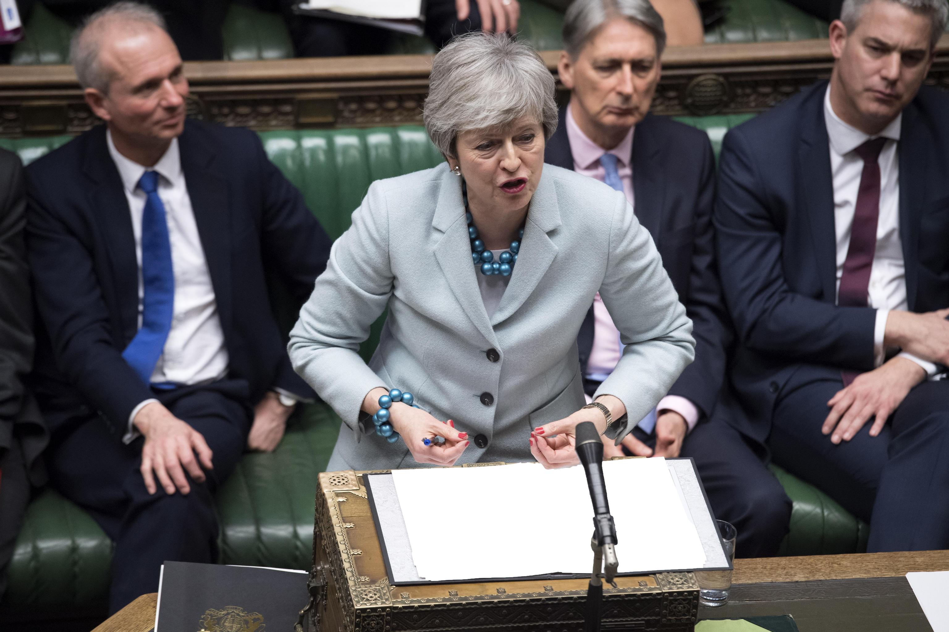 May all’angolo ma non cede, Parlamento prende controllo