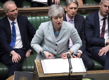 May all’angolo ma non cede, Parlamento prende controllo