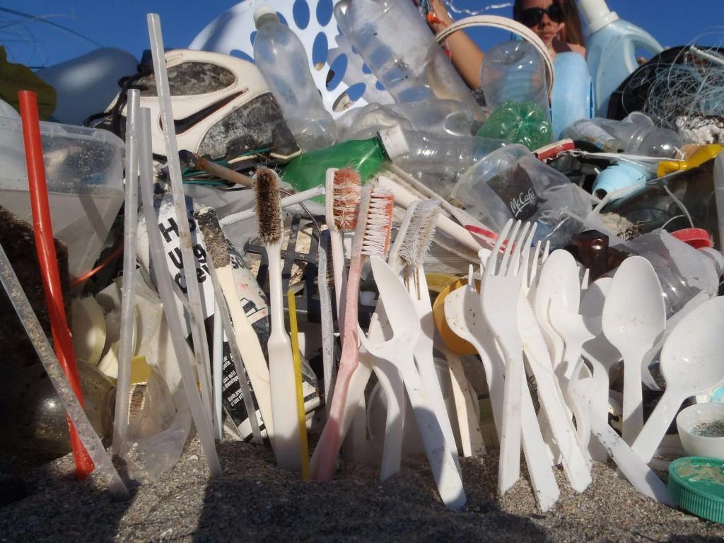 Ambiente: stop dall’Ue a plastica monouso