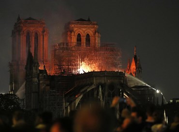 Notre-Dame in fiamme: all’alba incendio domato, cattedrale devastata