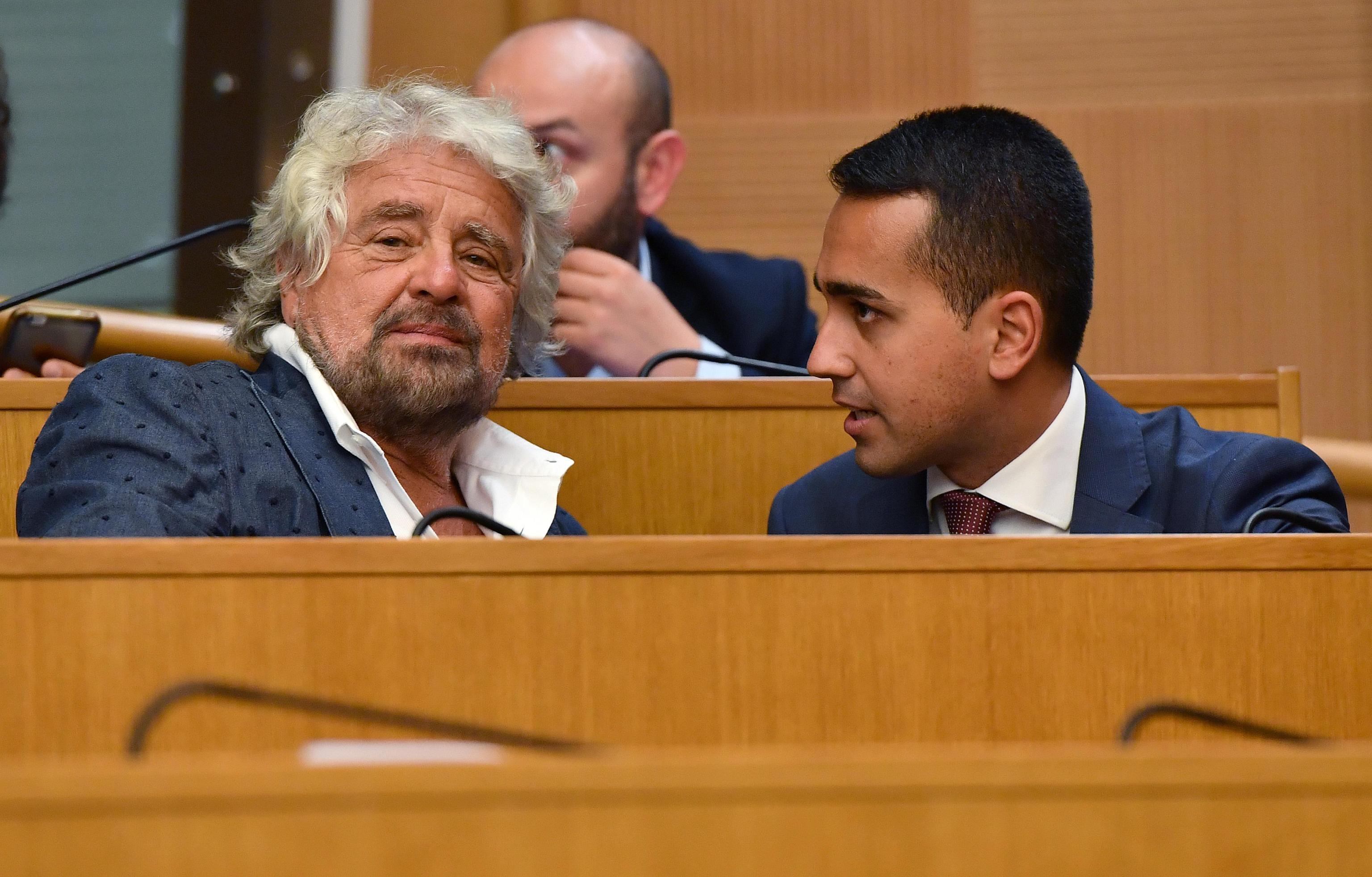 Di Maio si rimette agli iscritti, ma Grillo lo “blinda”