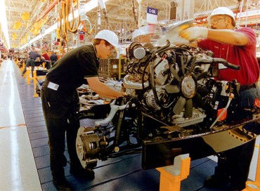 Cala la produzione industriale, crolla il settore auto