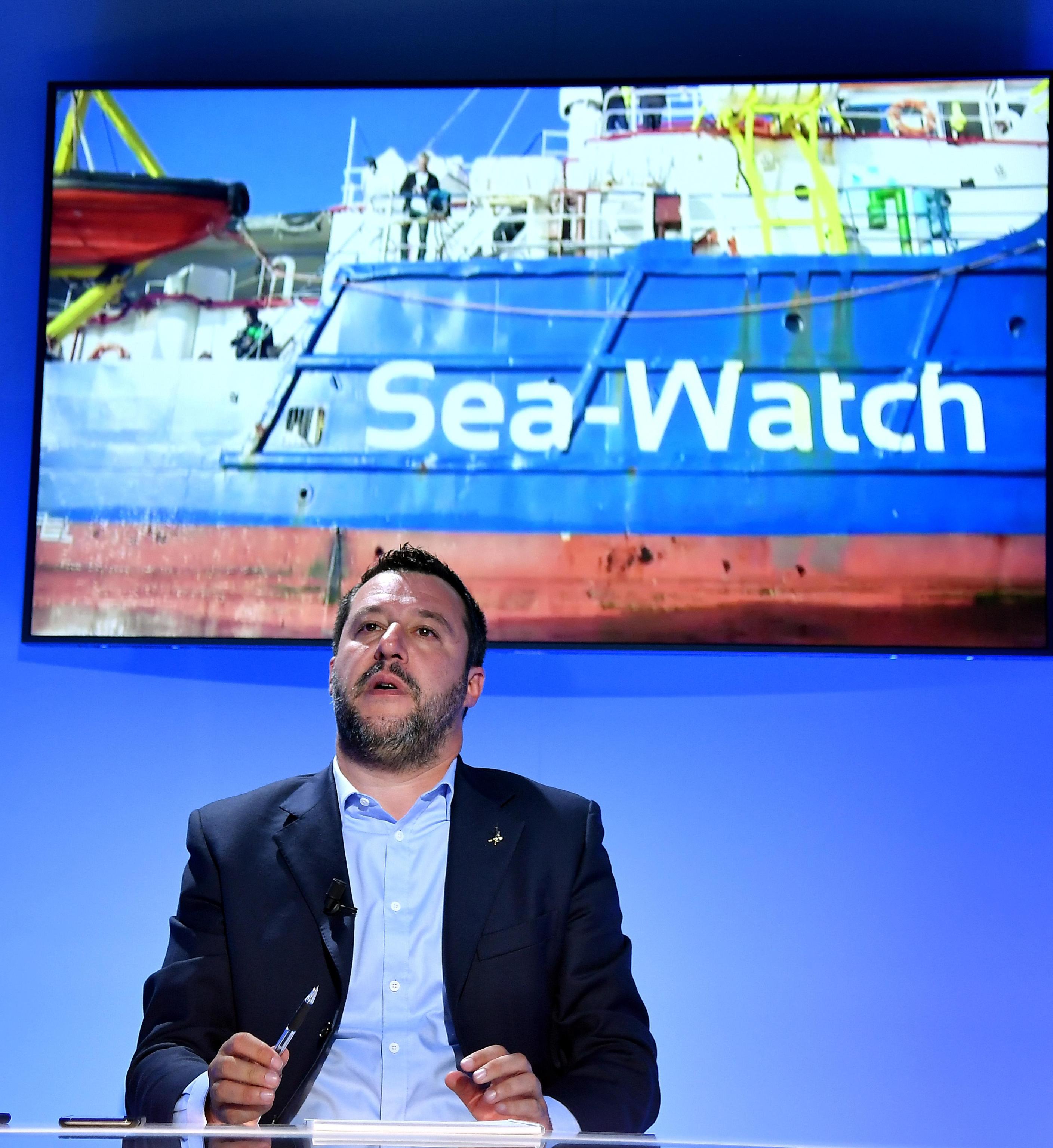 Salvini: “Niente Malta, Sea-Watch ciondola in mare”
