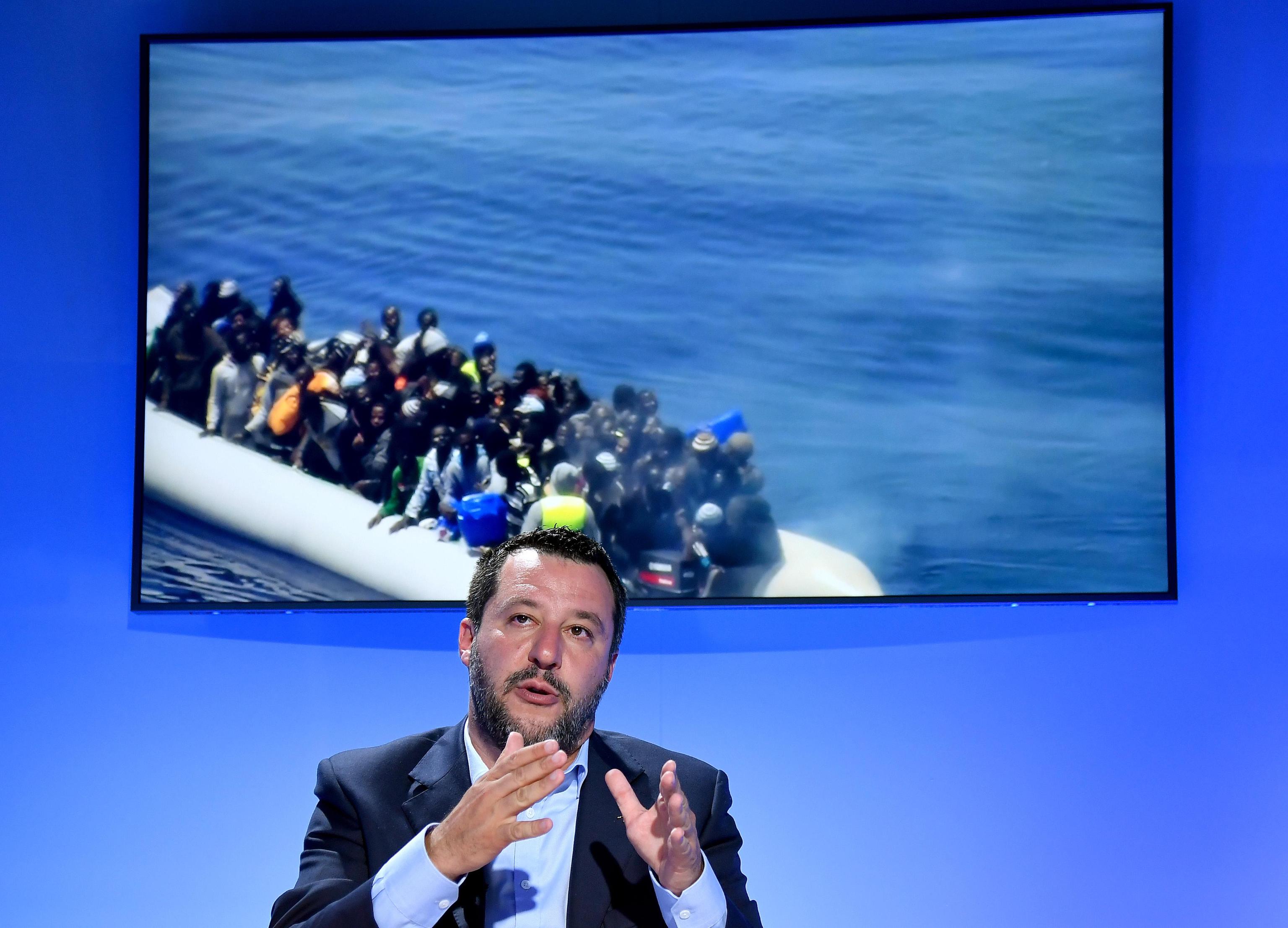 Migranti, Salvini scrive a Conte: “Su Sea-Watch intervenga l’Olanda” 