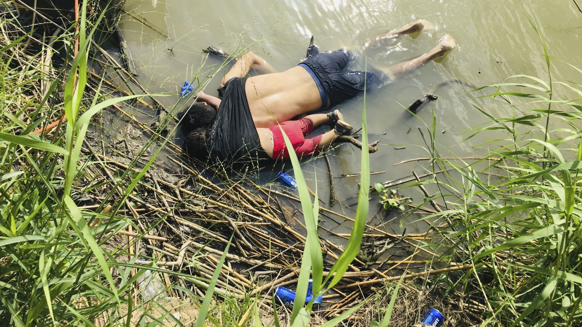Padre e figlia annegati, foto shock indigna Usa 
