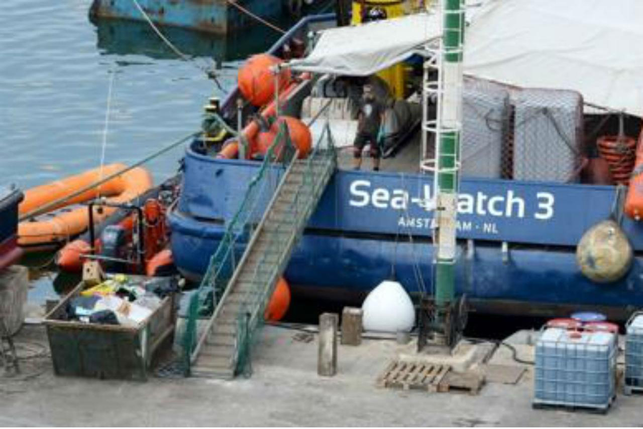 La Sea-Watch 3 fa rotta verso Lampedusa e scatena il panico