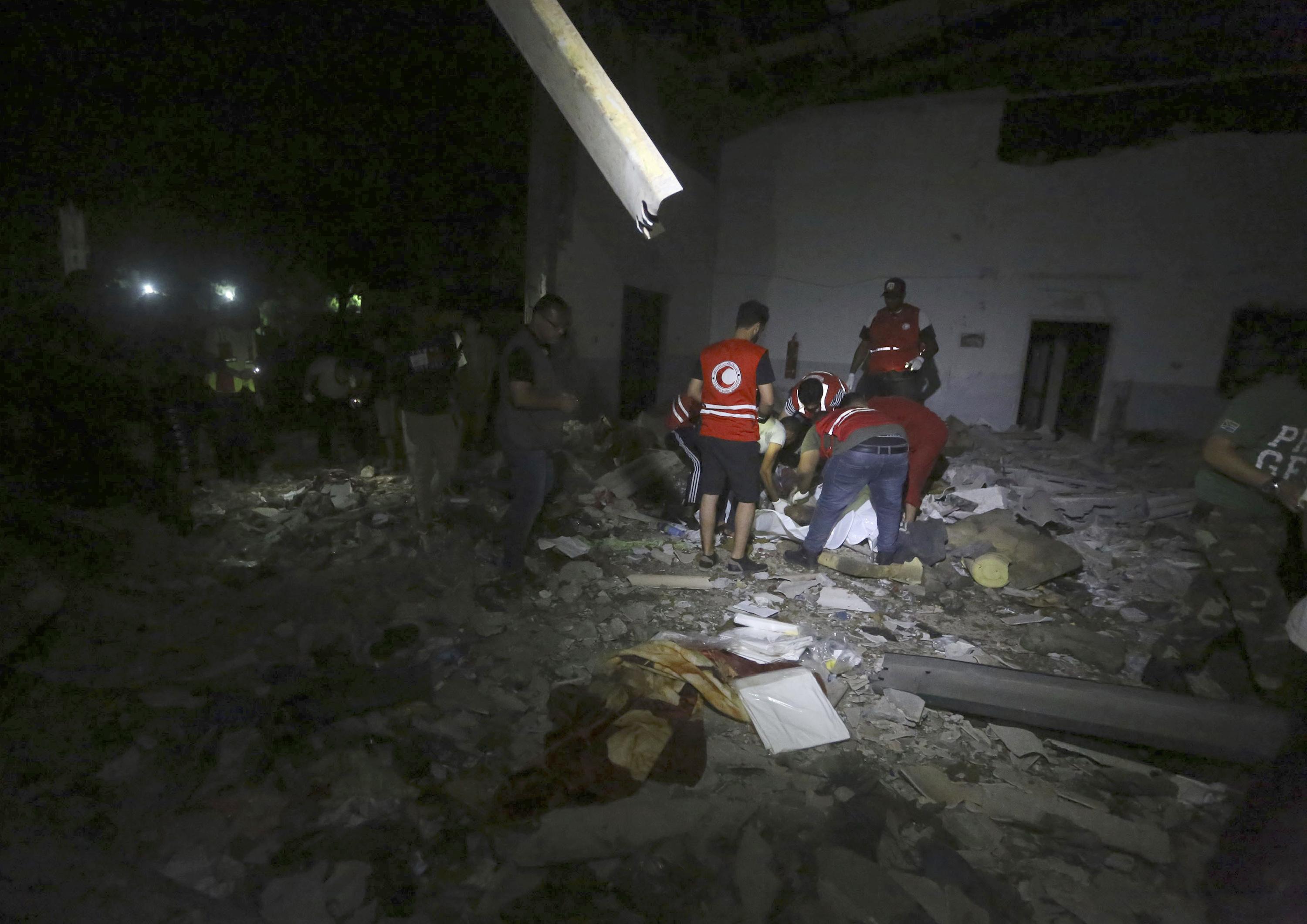 Libia, attacco aereo al centro migranti: 60 morti 