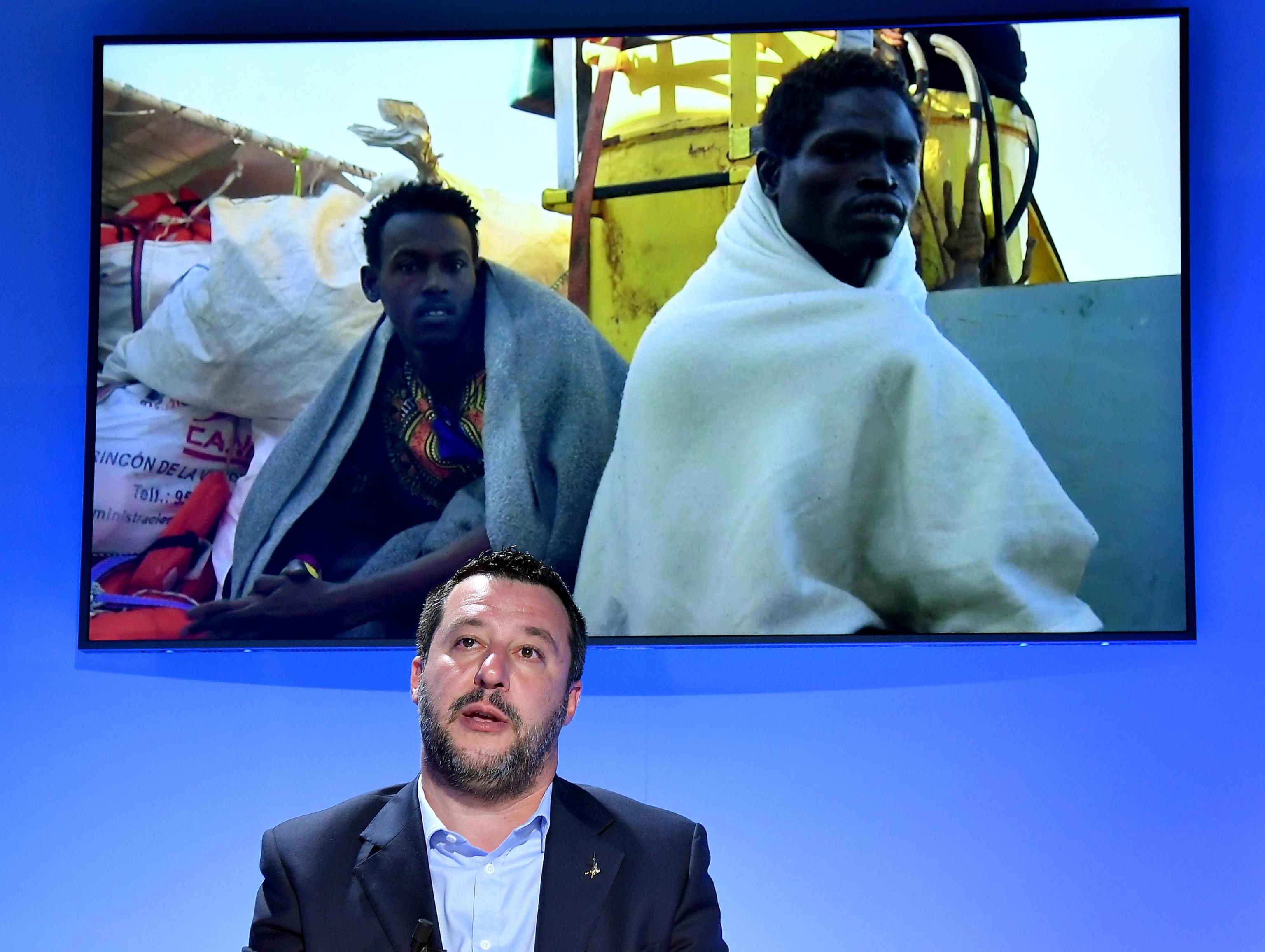 Migranti, Salvini scrive alla Tunisia: “Rimpatri con navi di linea” 