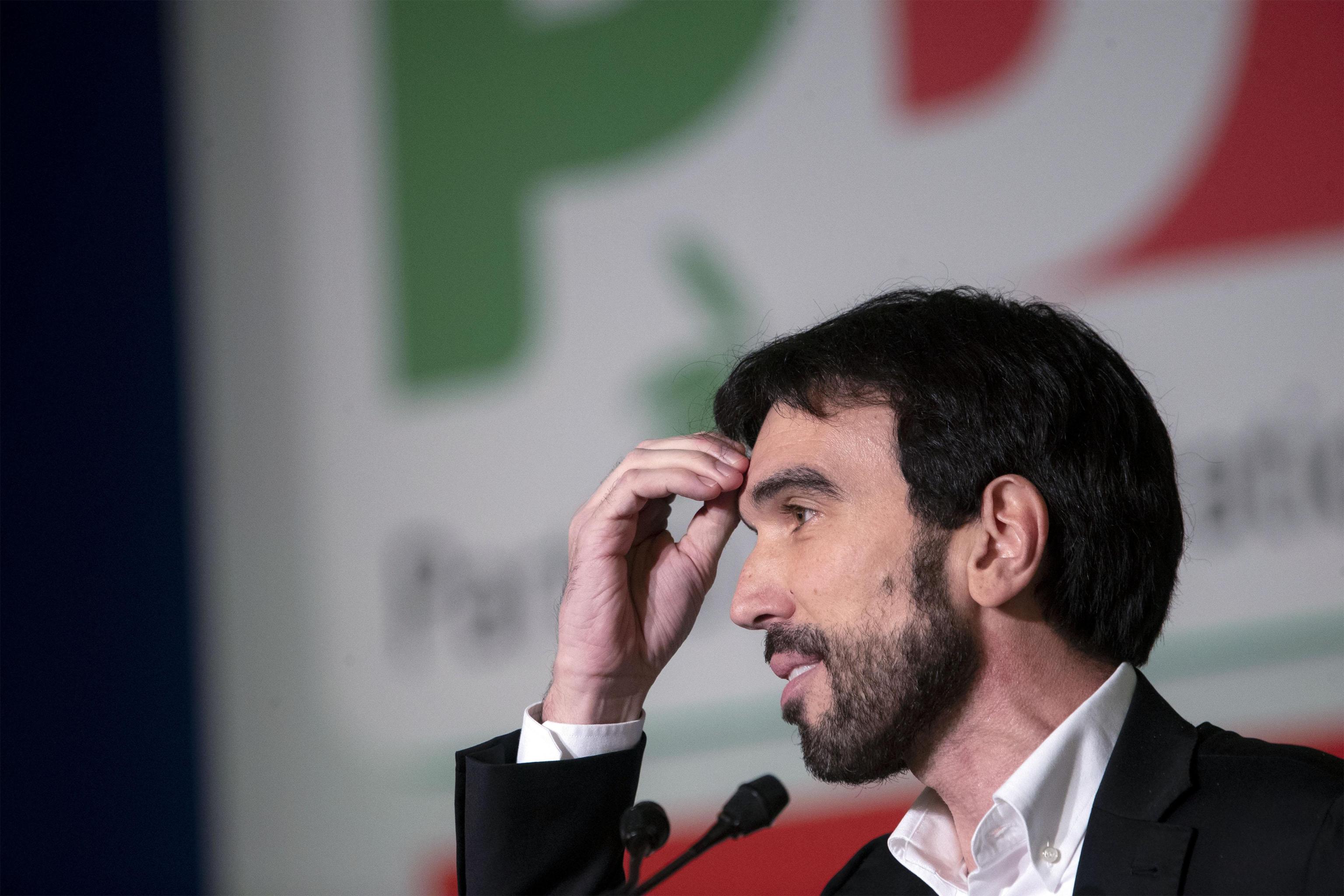 Pd, Martina: “Segretario non sarà anche candidato premier”, critici i renziani 