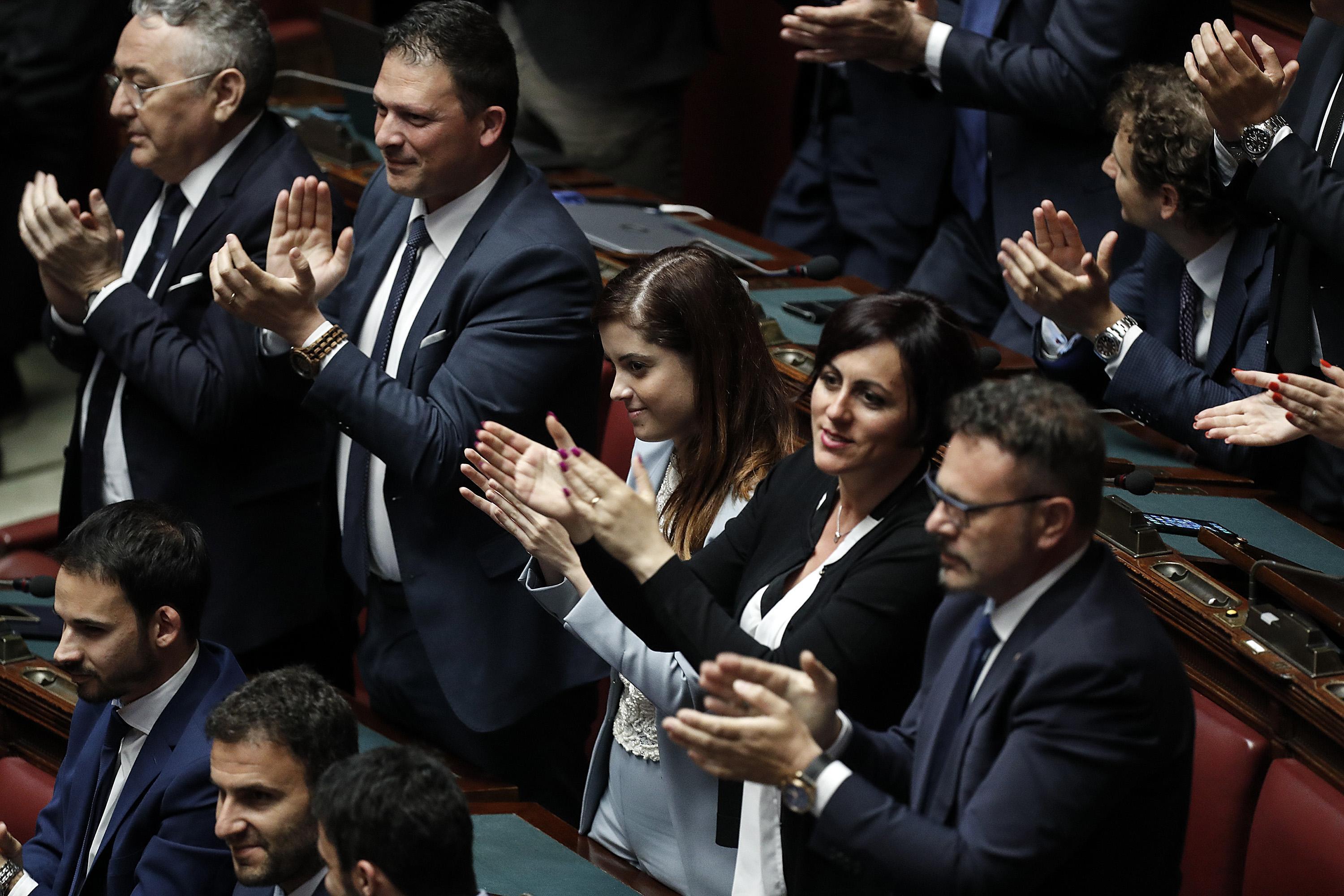 Parlamentari: dopo la “mordacchia” li riducono perché “sono troppi”