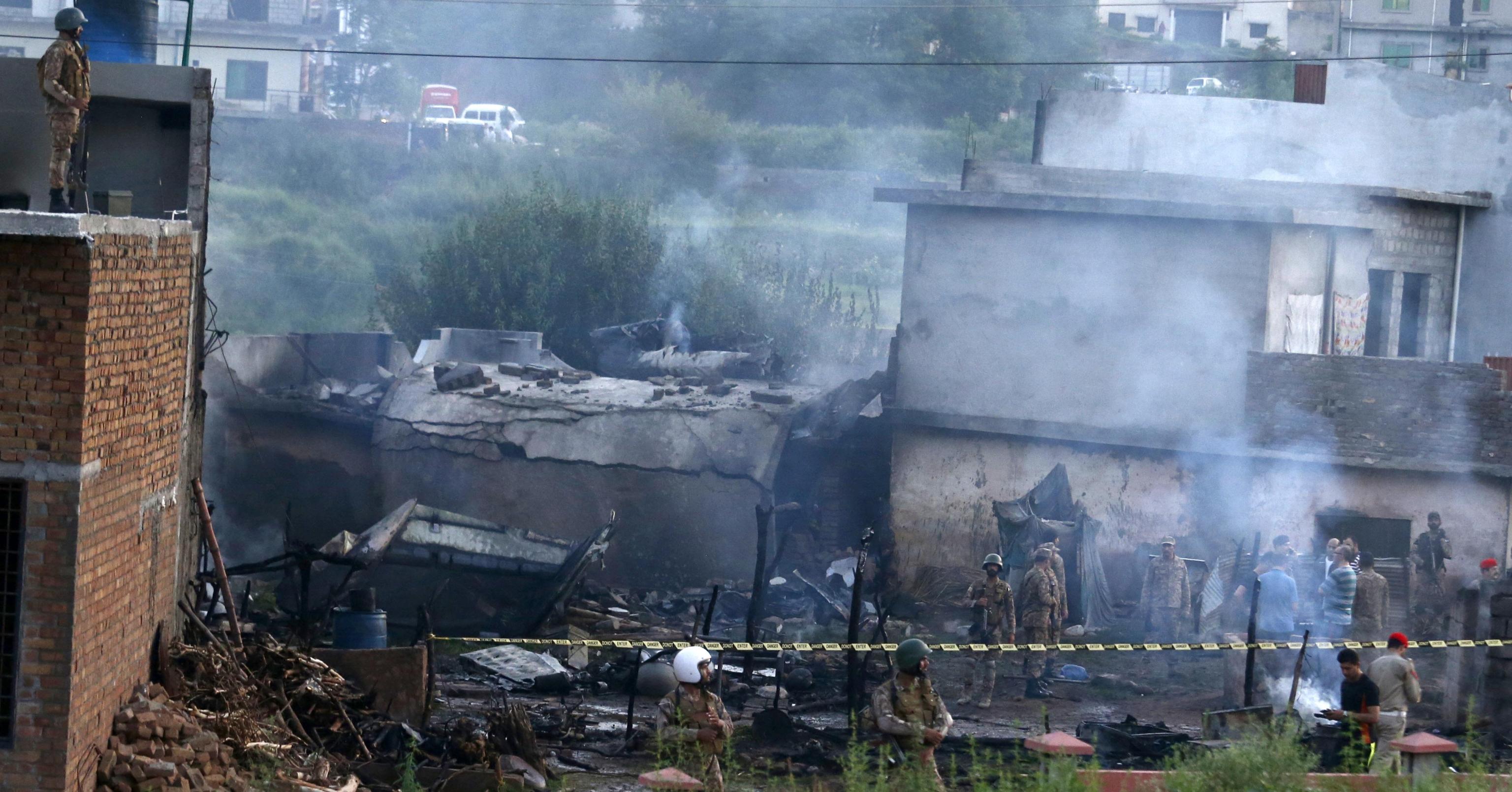 Pakistan: aereo si schianta su un villaggio, 17 morti