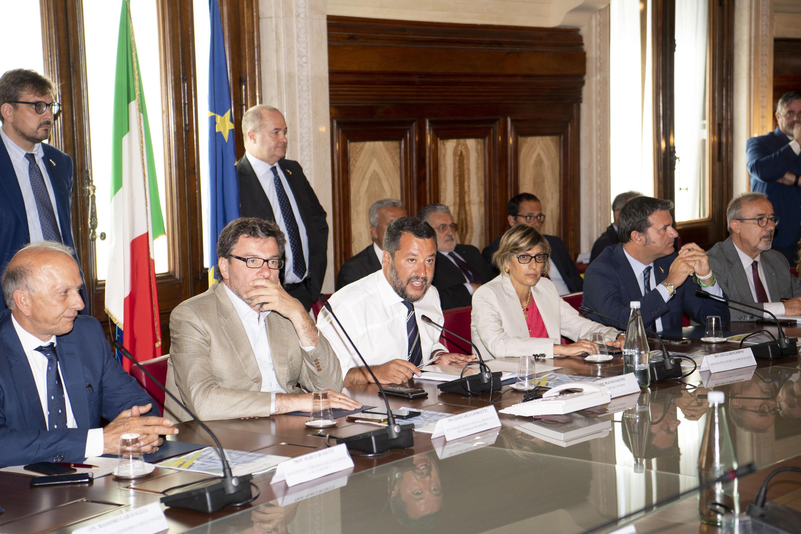 Salvini incontra le parti sociali e attacca Di Maio sul salario minimo