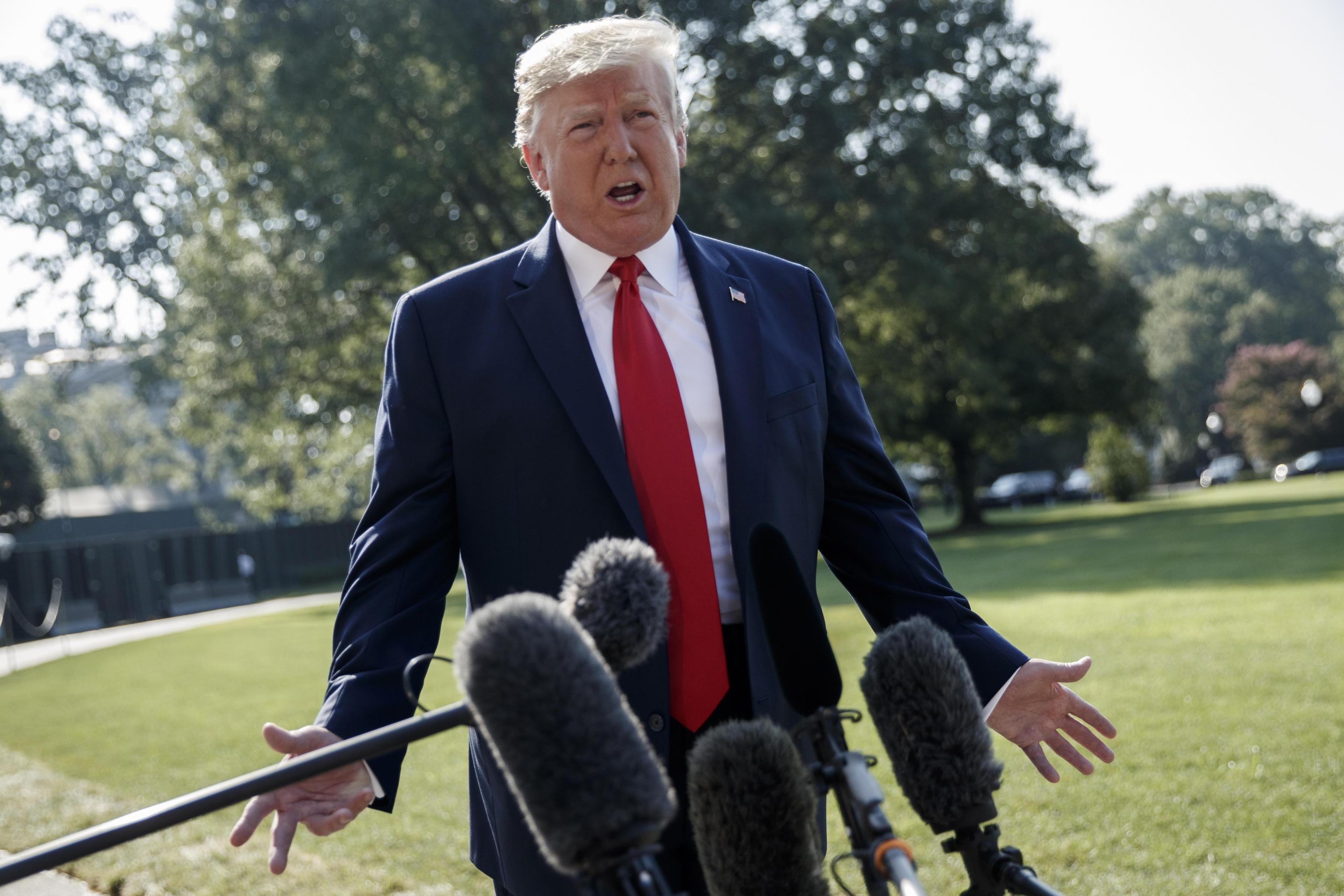 Stragi in America, Trump: “Preoccupato da chi incita all’odio”