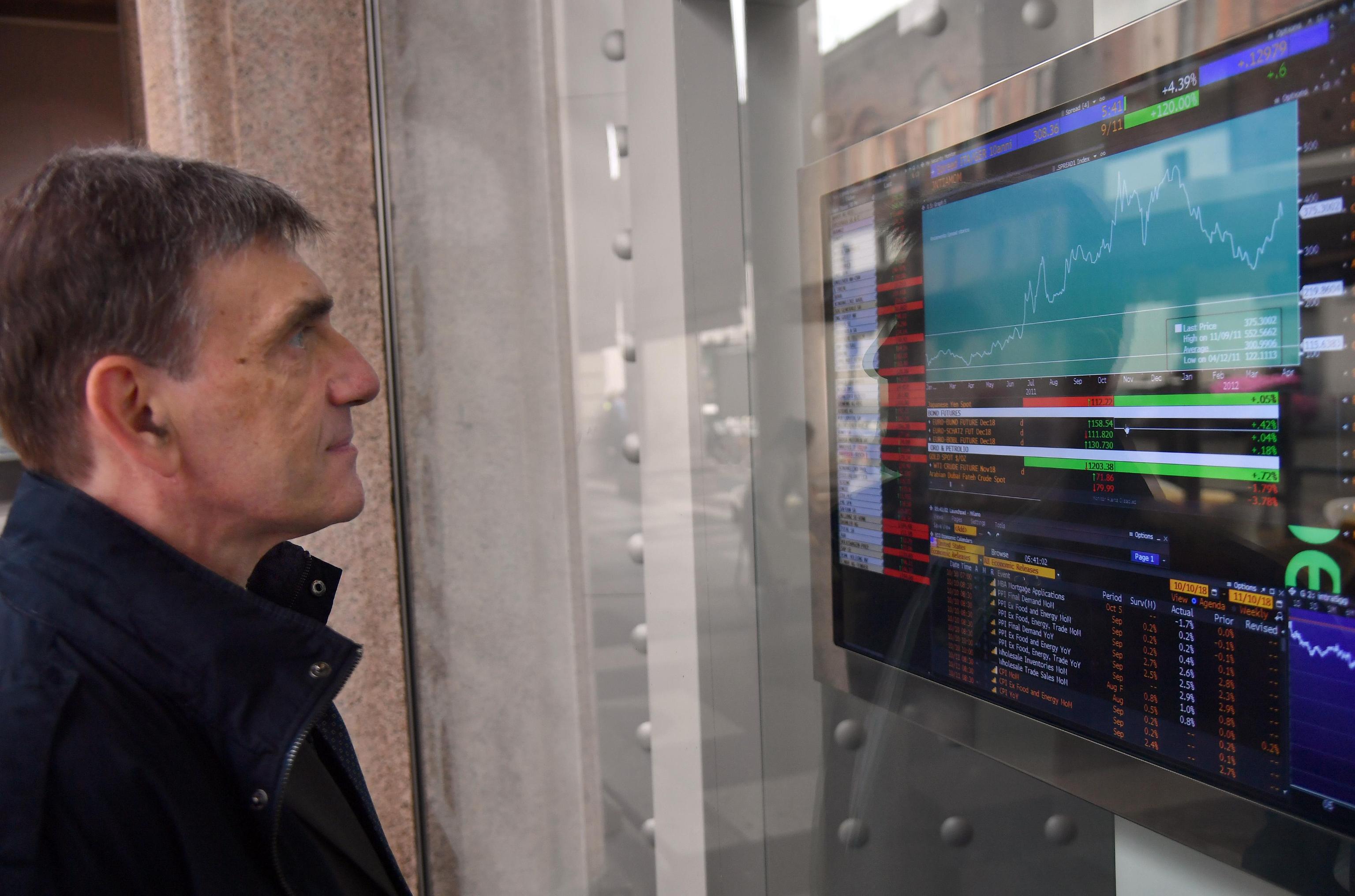 Gli effetti della crisi di governo: spread oltre 230 punti