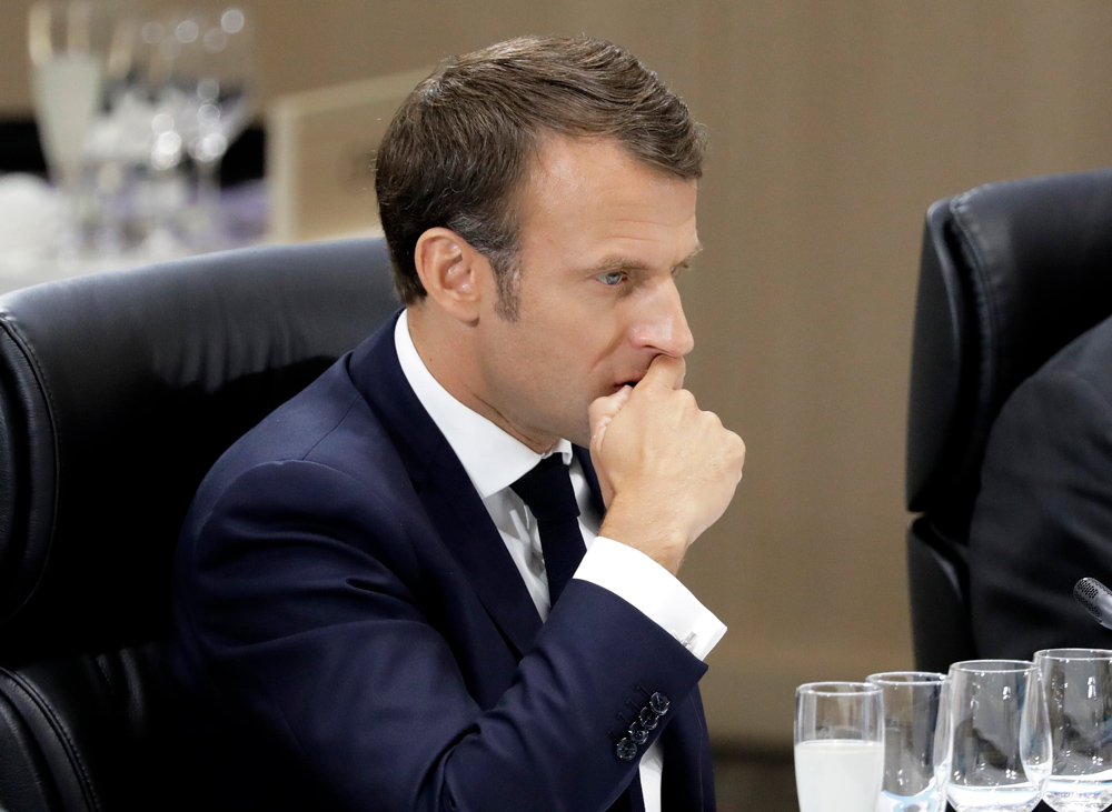La Francia sta lentamente precipitando nel caos
