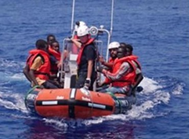 Migranti: 90 naufraghi salvati dalla marina libica