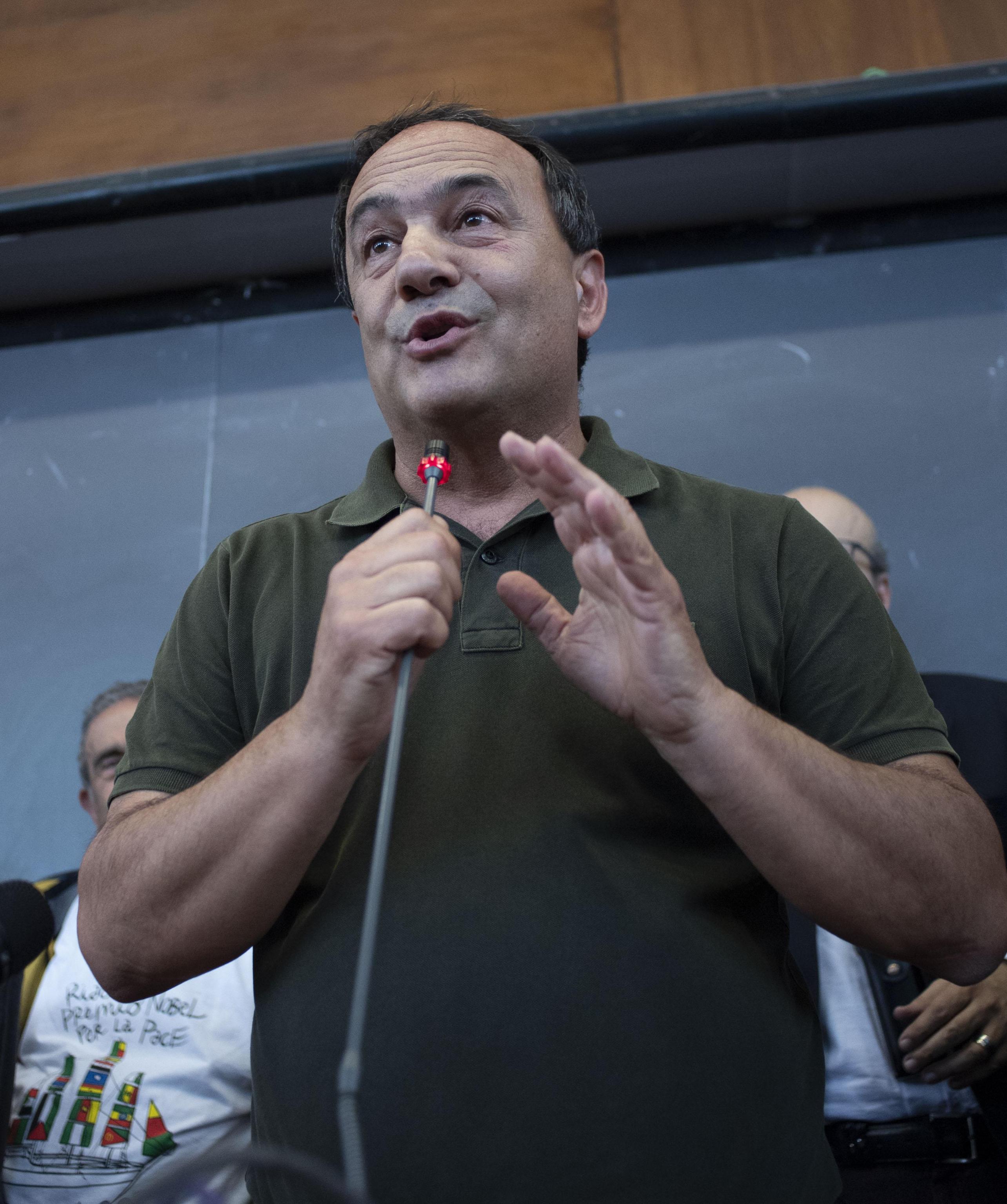 Riace: revocato divieto dimora per ex sindaco Lucano