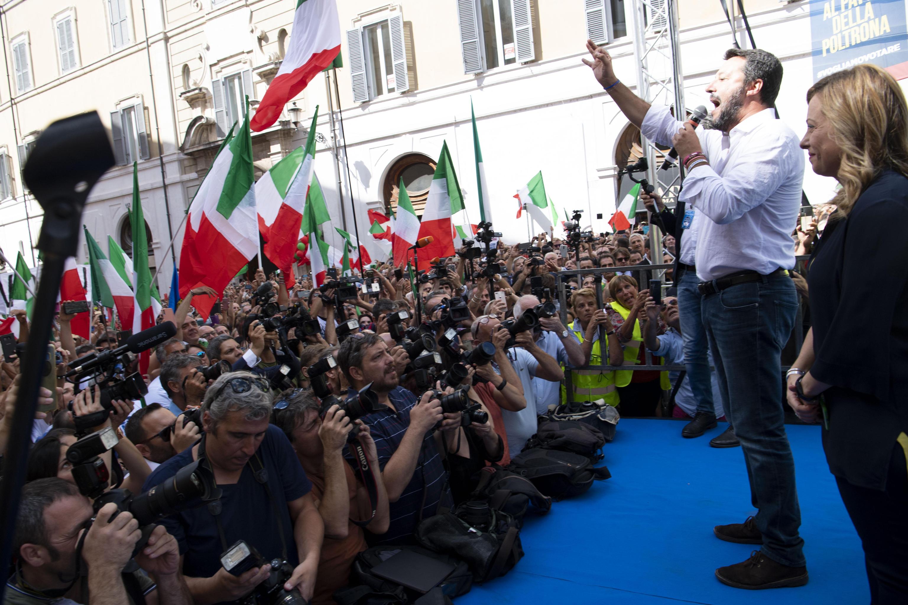 L’opposizione di piazza e non