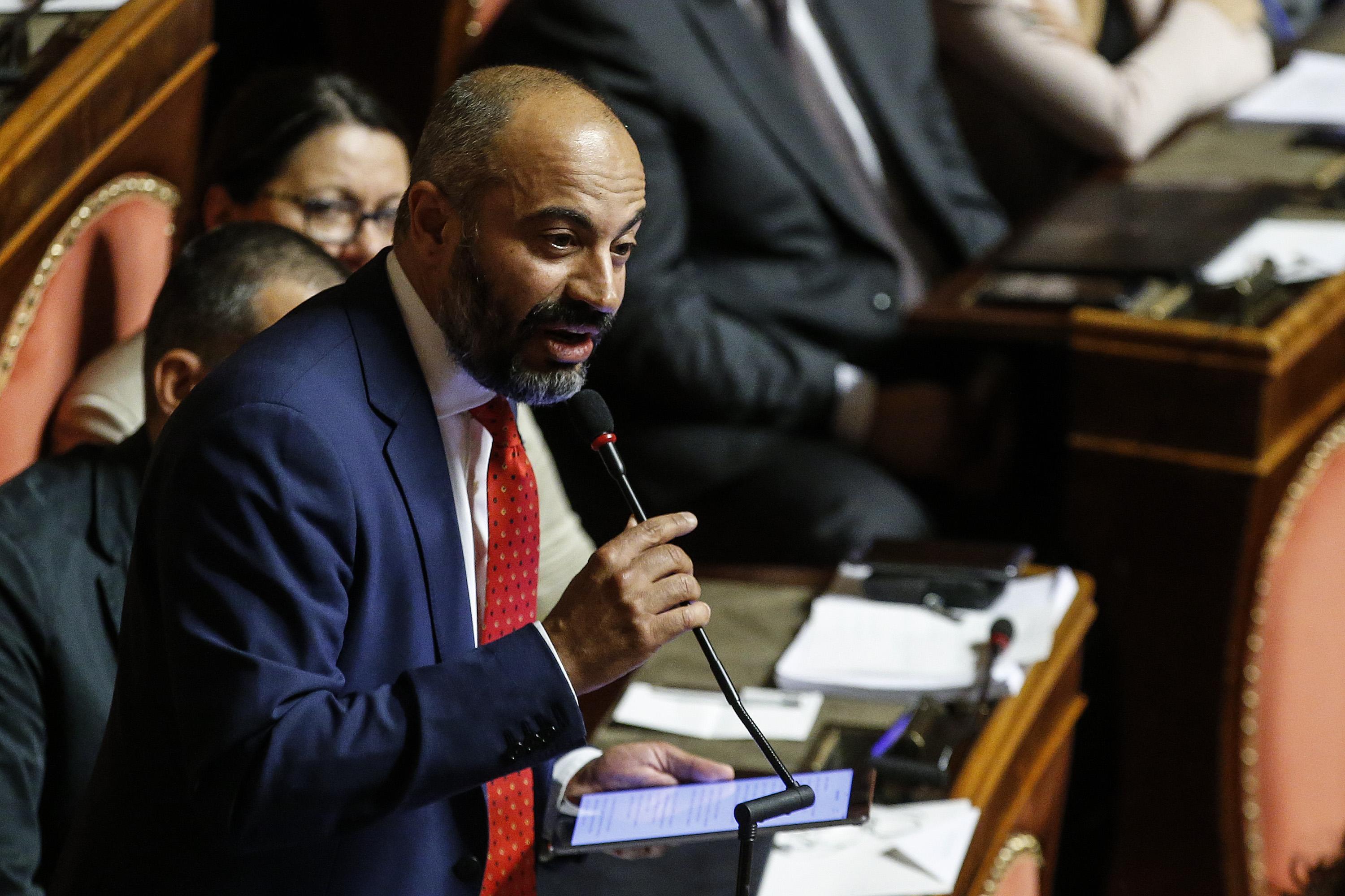 Regionali, Paragone attacca il M5s: “Bacio mortale del Pd” 