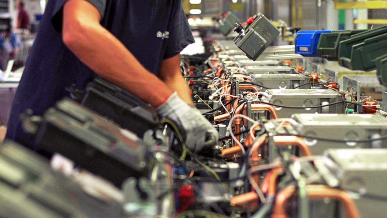 Industria: produzione agosto sale ma anno resta negativo