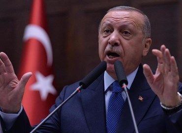 Siria, Erdogan: “Via i terroristi e fermo l’offensiva”