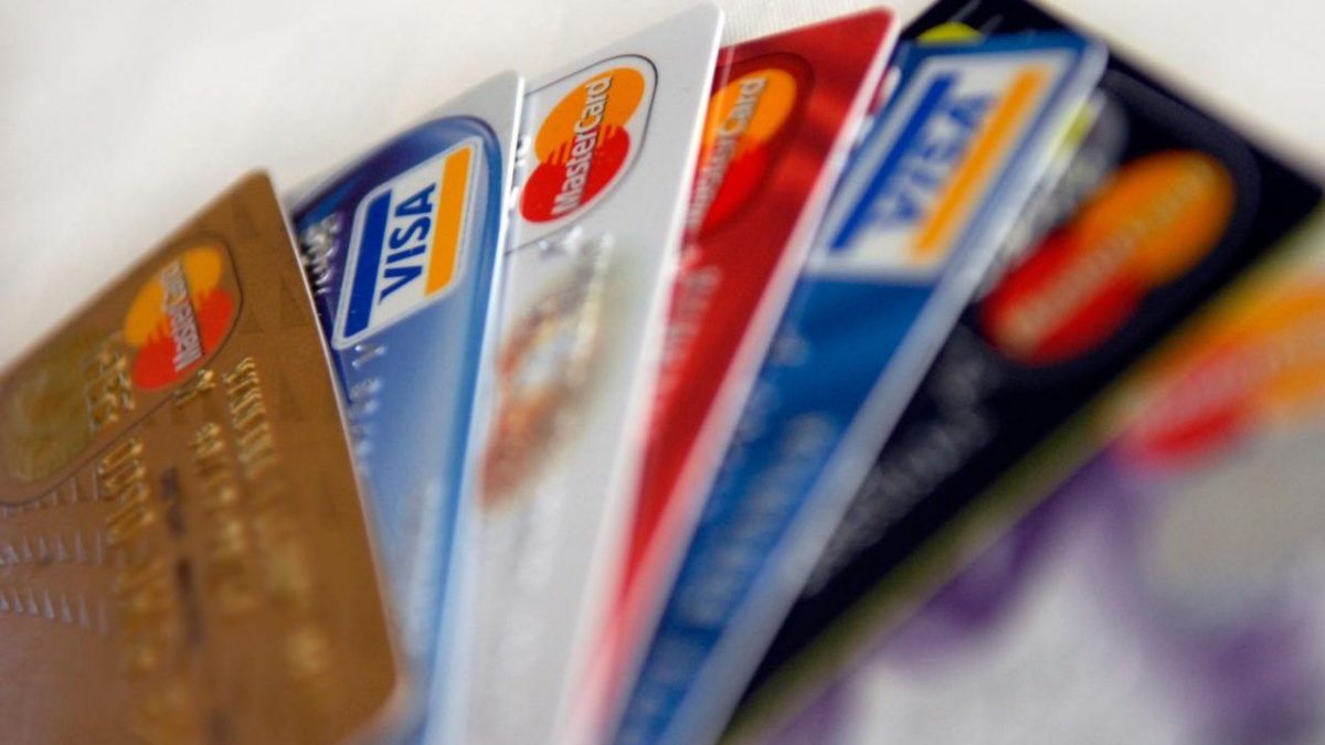 Negozianti in trincea tra manovra e “cash only”