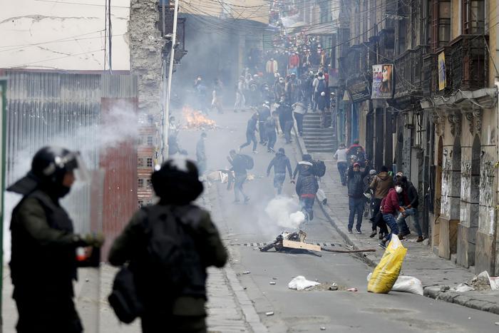 Bolivia, Anez nomina i primi ministri, un morto negli scontri tra polizia
