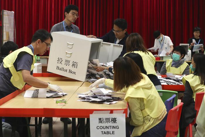 Hong Kong, trionfo dei candidati anti-governativi