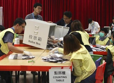 Hong Kong, trionfo dei candidati anti-governativi