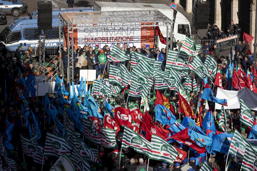 Ex Ilva, manifestazione a Roma insieme agli operai di altre aziende