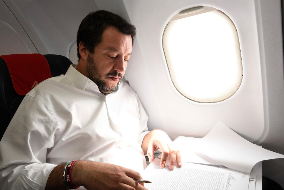 Indagato Salvini per i voli di Stato