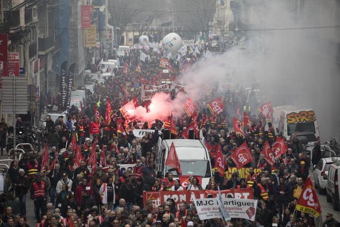 Pensioni, la Francia vive il tredicesimo giorno di caos