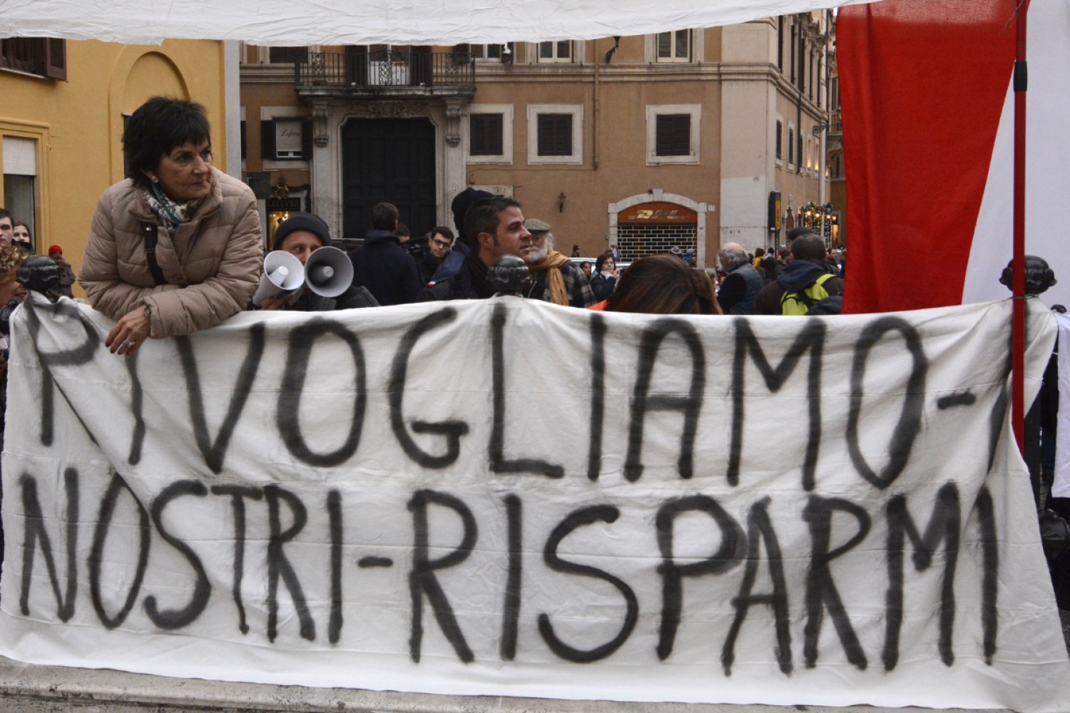 Contro i responsabili dei disastri bancari: nel Paese la paura di difendersi