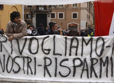 Contro i responsabili dei disastri bancari: nel Paese la paura di difendersi