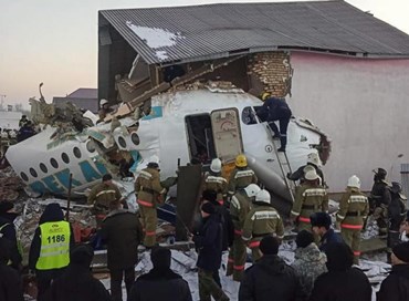 Kazakistan, si schianta un aereo, almeno 12 i morti