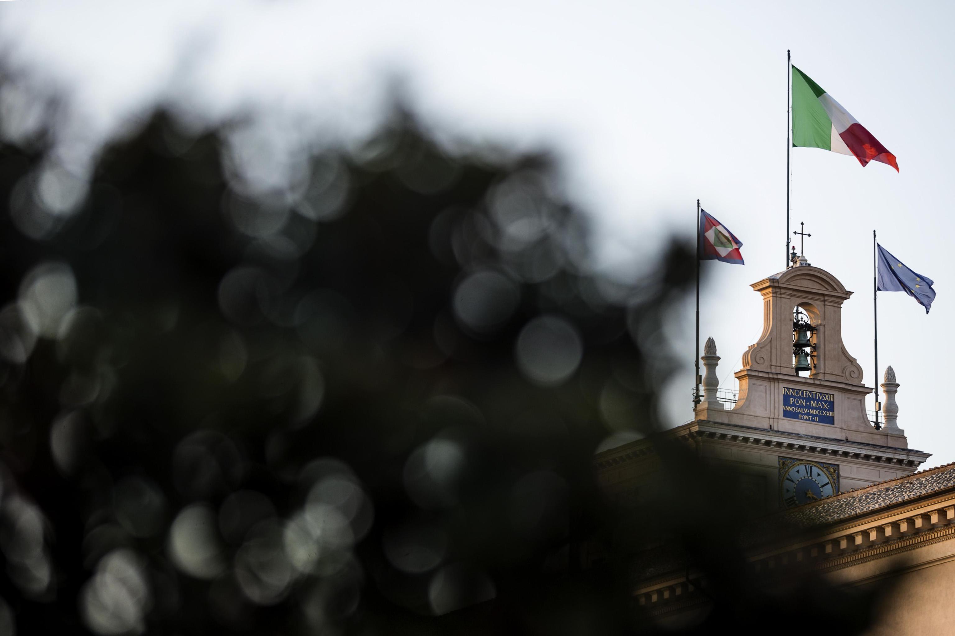 Il Quirinale sullo sfondo
