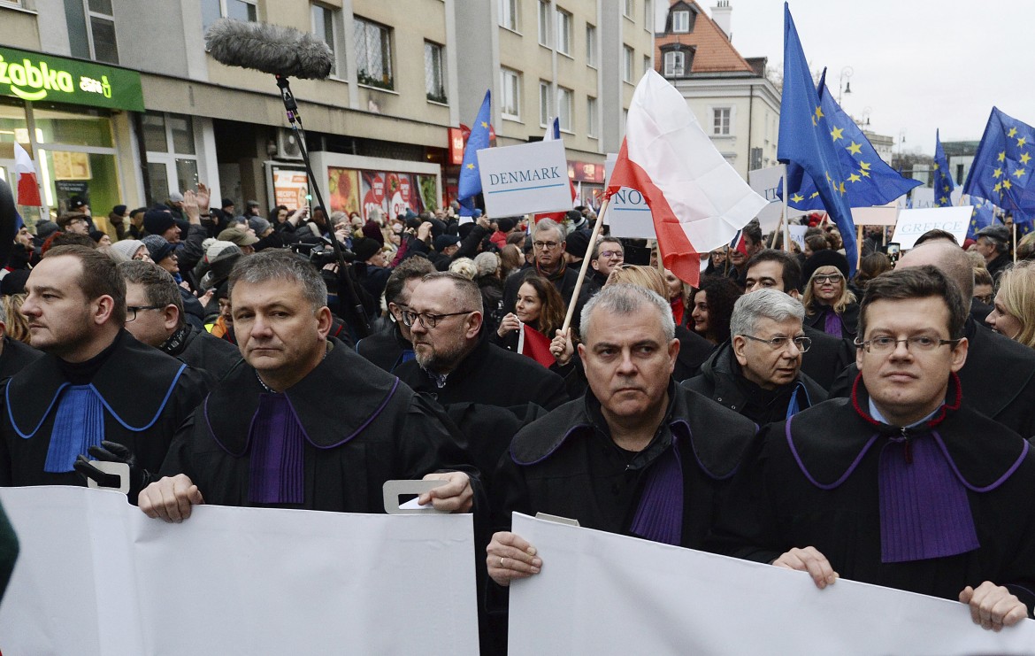 Sos “Polexit”, Varsavia approva legge-bavaglio contro i giudici