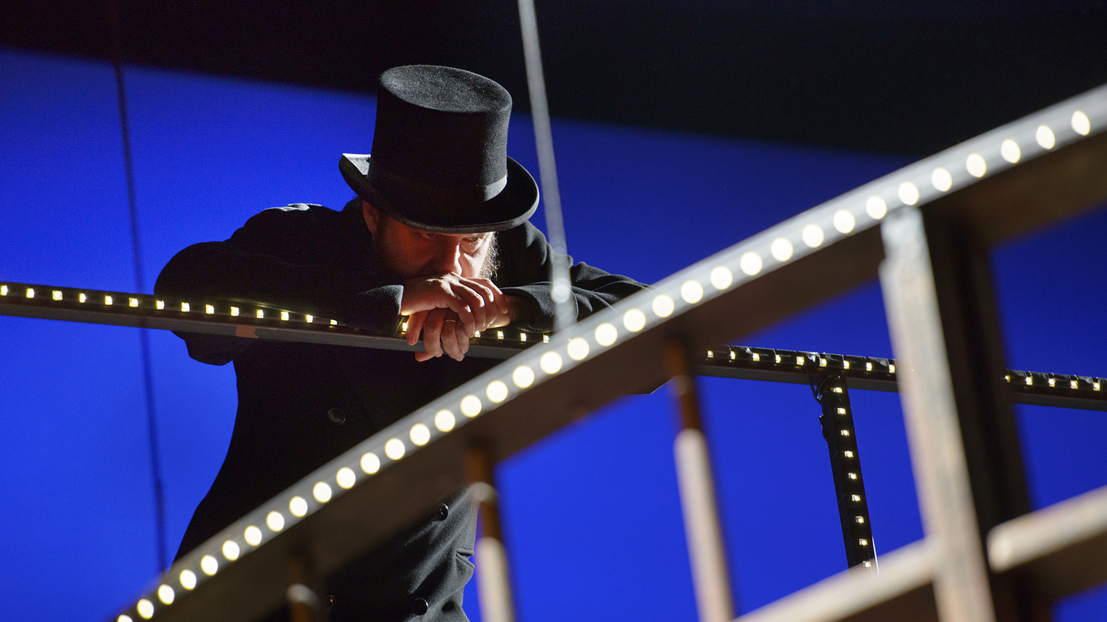 La Commedia della Vanità, quando la dittatura persegue il genocidio dell’Io