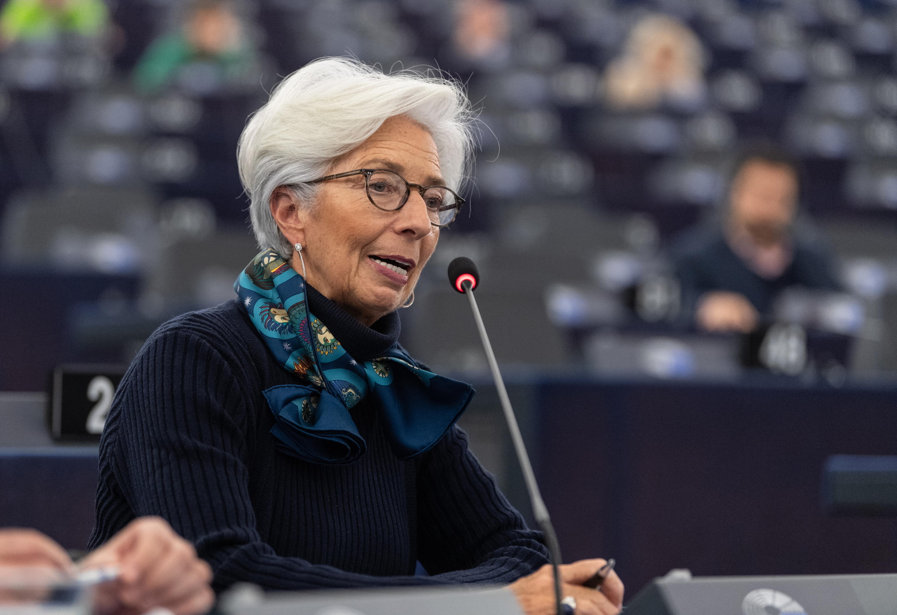 Lagarde avverte, governi agiscano, rischi Qe aumentano 