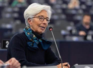 Lagarde avverte, governi agiscano, rischi Qe aumentano