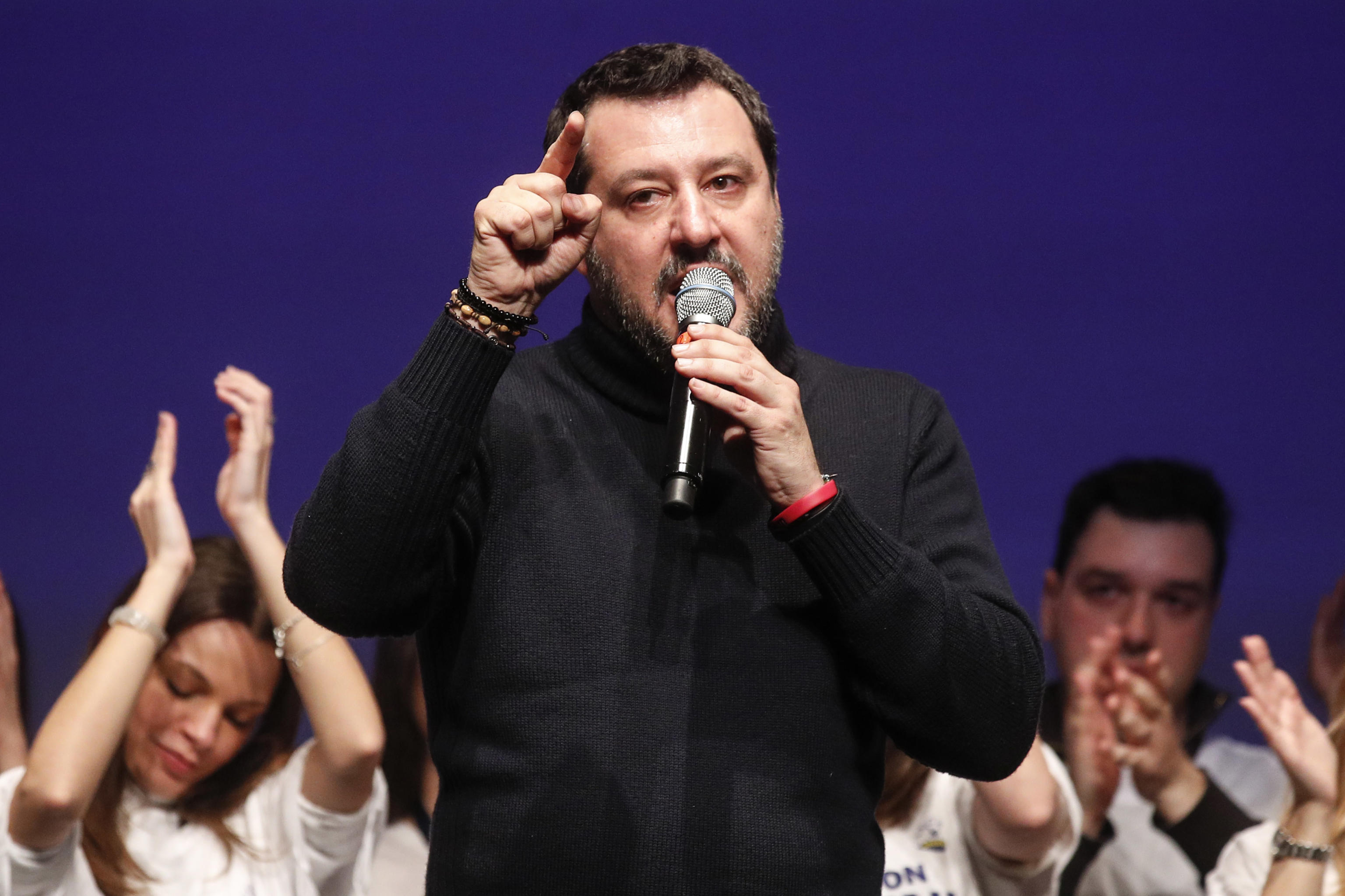 Salvini mobilita Roma e infiamma la platea