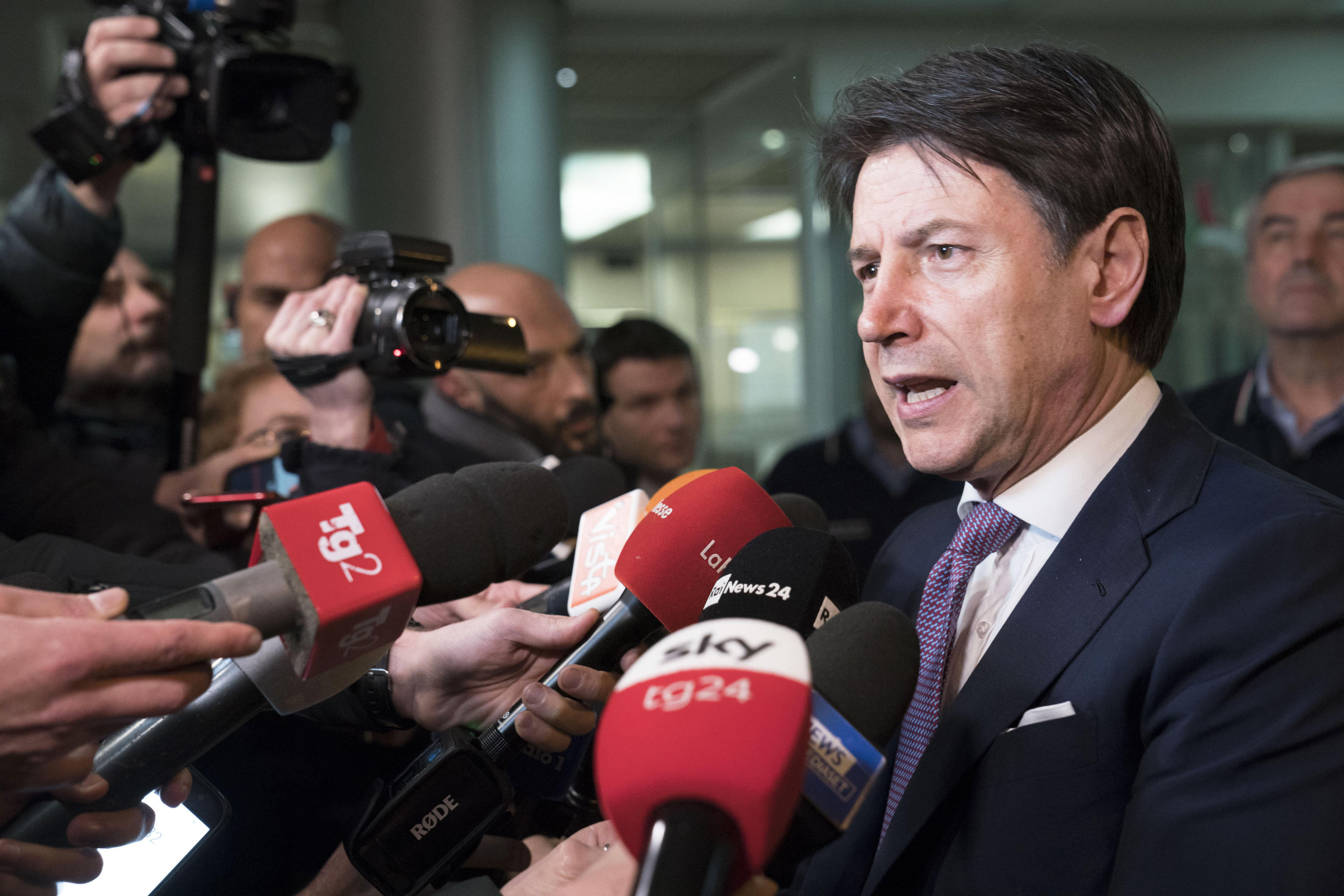 Conte capitola e chiama Berlusconi e Meloni, ma Salvini non molla