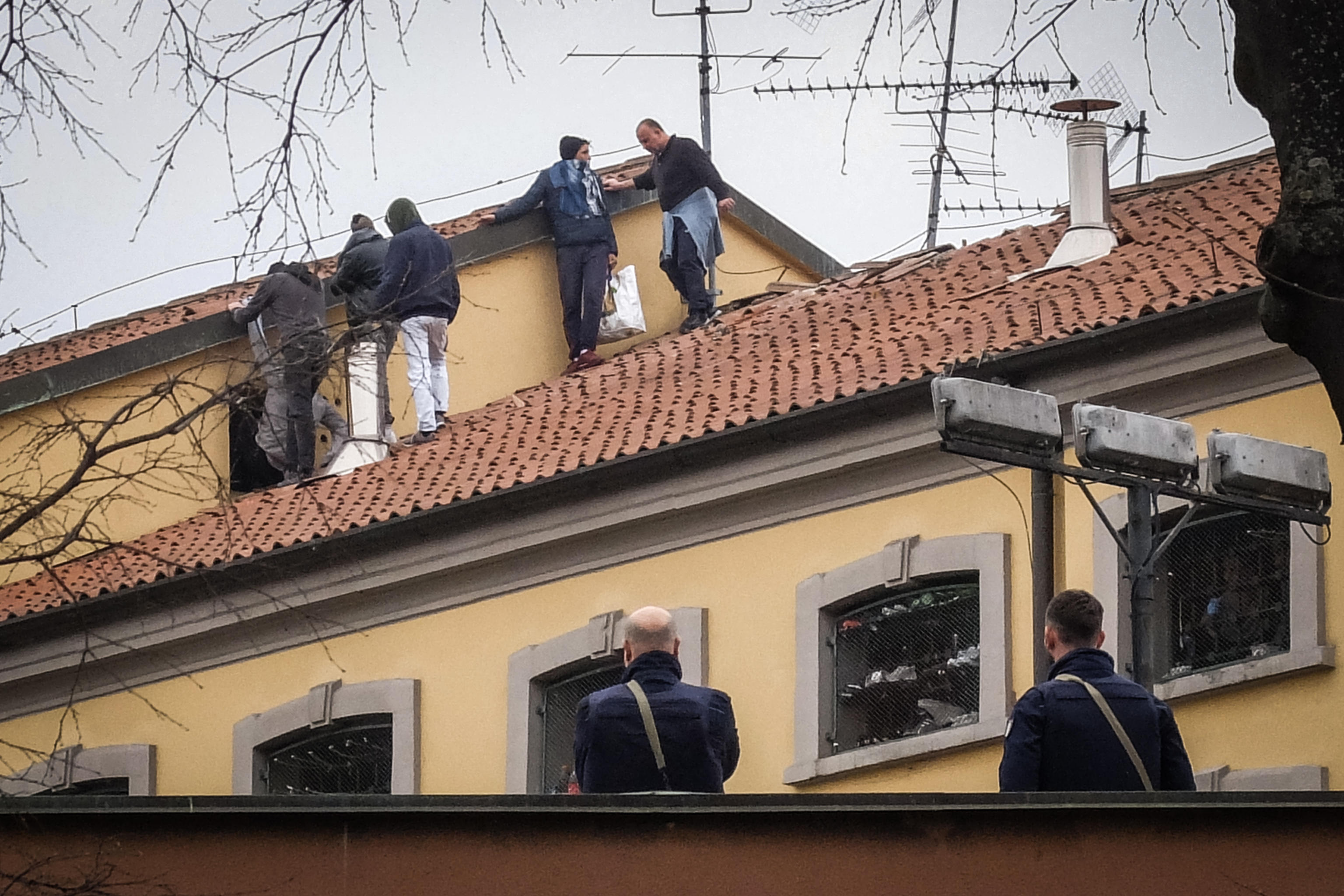 Coronavirus: rivolta in 27 carceri: 6 morti a Modena