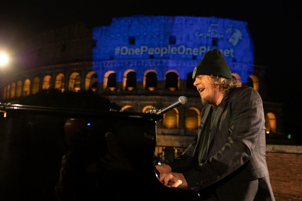 A Piazza del Colosseo, Zucchero “Canta la vita”