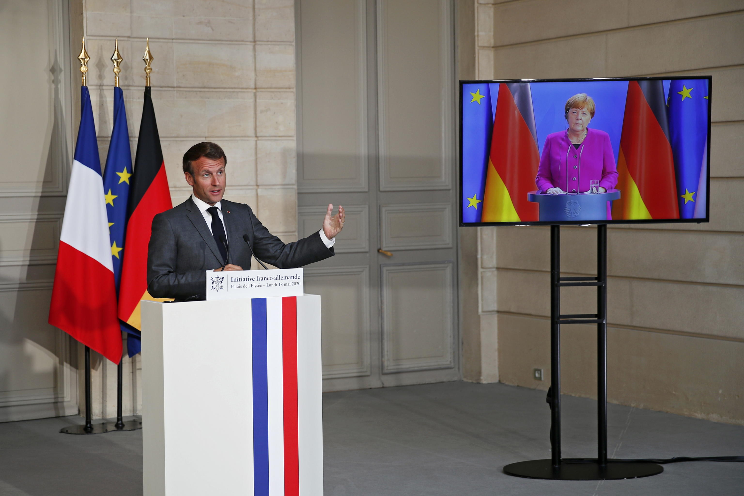 Temiamo Merkel e Macron che portano doni