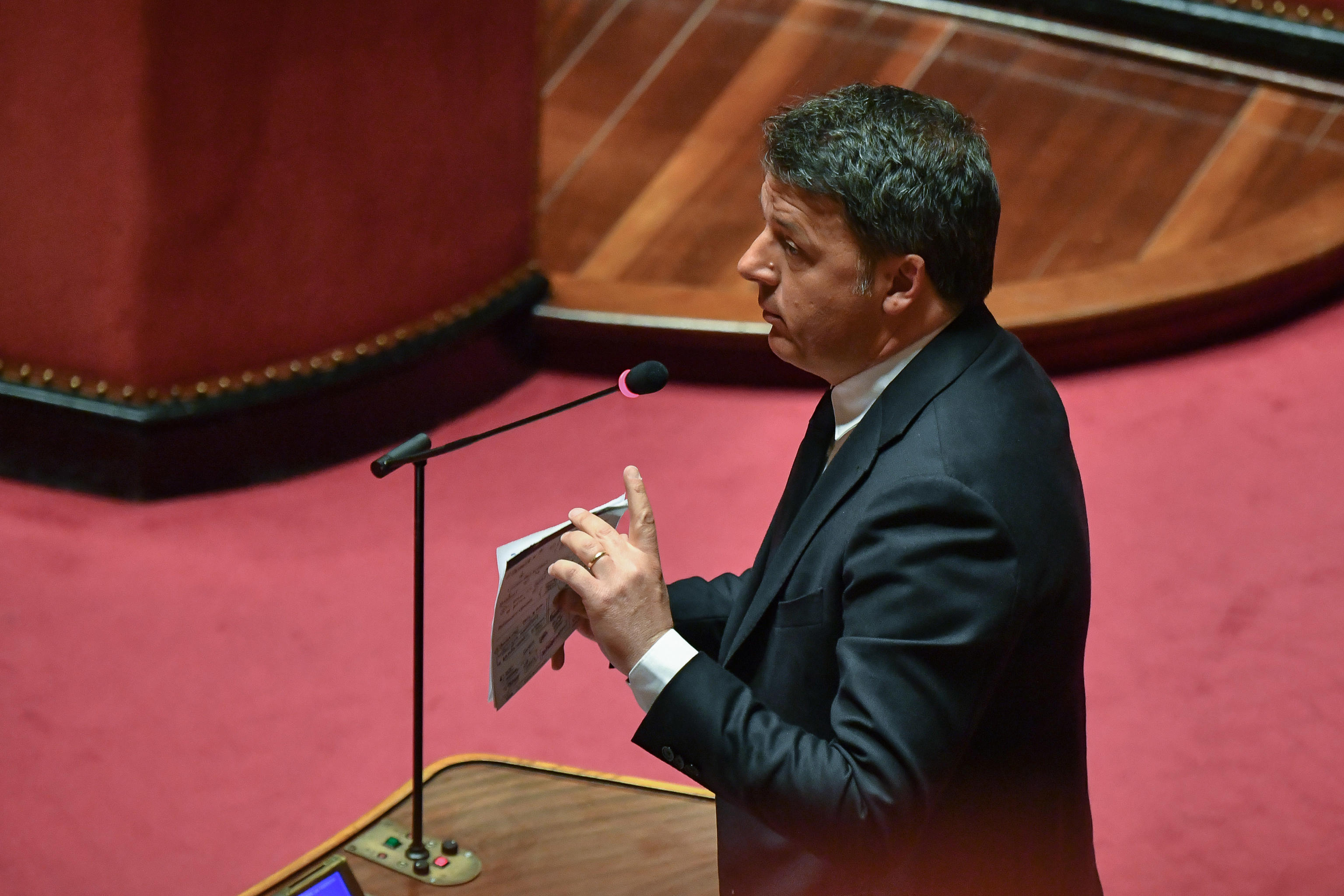Matteo Renzi inventa l’opposizione “fai da te” per salvare il governo